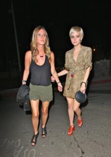 Ashlee Simpson feet photo thumbnail