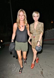 Ashlee Simpson feet photo thumbnail