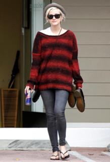 Ashlee Simpson feet photo thumbnail