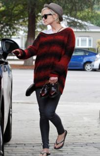 Ashlee Simpson feet photo thumbnail