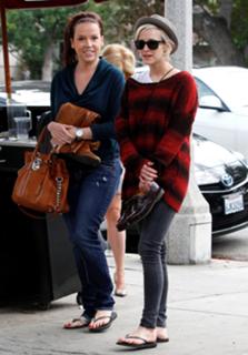 Ashlee Simpson feet photo thumbnail
