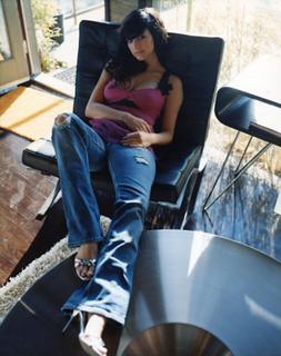 Ashlee Simpson feet photo thumbnail