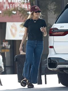 Ashlee Simpson feet photo thumbnail