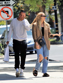 Ashlee Simpson feet photo thumbnail