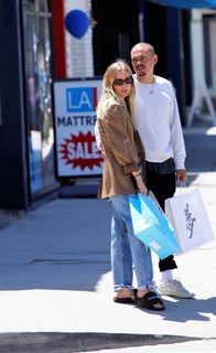 Ashlee Simpson feet photo thumbnail