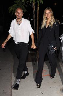 Ashlee Simpson feet photo thumbnail