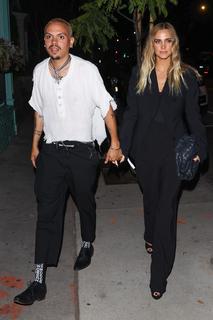Ashlee Simpson feet photo thumbnail