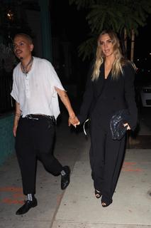 Ashlee Simpson feet photo thumbnail