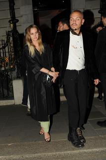 Ashlee Simpson feet photo thumbnail