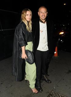 Ashlee Simpson feet photo thumbnail