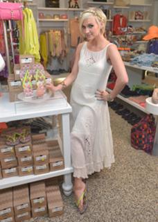 Ashlee Simpson feet photo thumbnail
