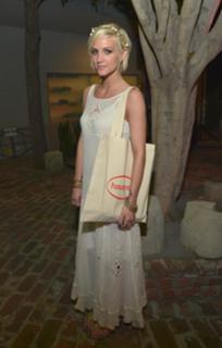 Ashlee Simpson feet photo thumbnail