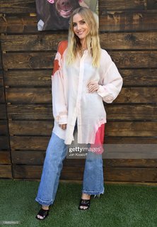 Ashlee Simpson feet photo thumbnail
