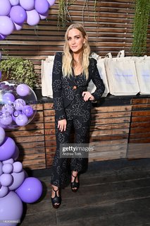 Ashlee Simpson feet photo thumbnail