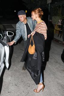 Ashlee Simpson feet photo thumbnail