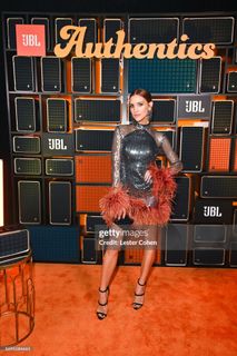 Ashlee Simpson feet photo thumbnail