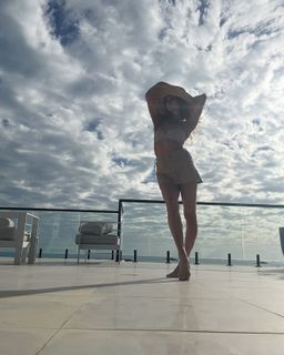 Ashlee Simpson feet photo thumbnail