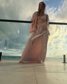 Ashlee Simpson feet photo thumbnail