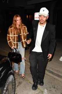 Ashlee Simpson feet photo thumbnail
