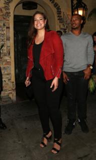 Ashley Graham feet photo thumbnail