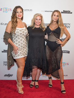 Ashley Graham feet photo thumbnail