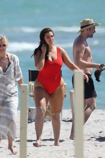 Ashley Graham feet photo thumbnail
