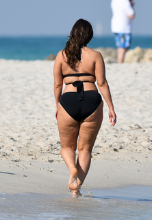 Ashley Graham feet photo thumbnail