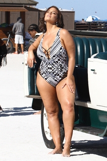 Ashley Graham feet photo thumbnail