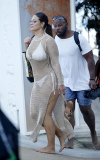 Ashley Graham feet photo thumbnail