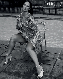 Ashley Graham feet photo thumbnail