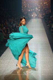 Ashley Graham feet photo thumbnail