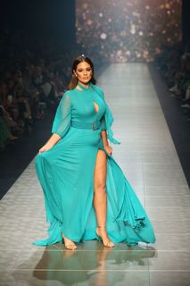 Ashley Graham feet photo thumbnail