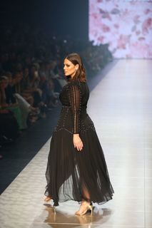 Ashley Graham feet photo thumbnail