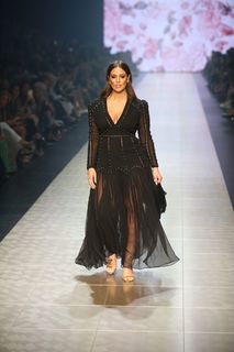 Ashley Graham feet photo thumbnail