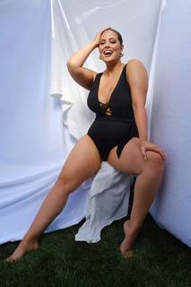 Ashley Graham feet photo thumbnail