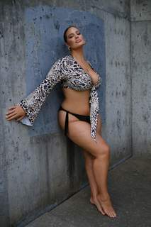 Ashley Graham feet photo thumbnail