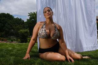 Ashley Graham feet photo thumbnail