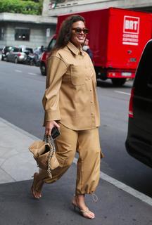 Ashley Graham feet photo thumbnail