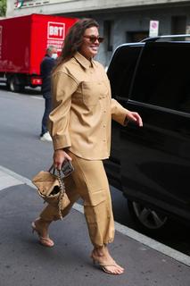 Ashley Graham feet photo thumbnail