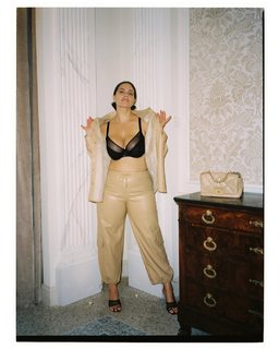 Ashley Graham feet photo thumbnail