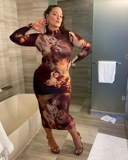 Ashley Graham feet photo thumbnail