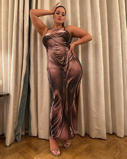 Ashley Graham feet photo thumbnail
