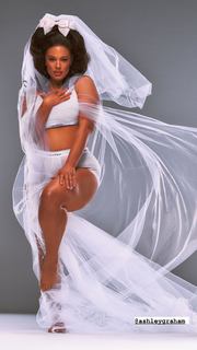 Ashley Graham feet photo thumbnail