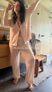 Ashley Graham feet photo thumbnail