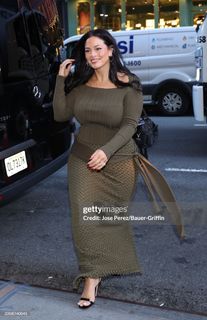 Ashley Graham feet photo thumbnail