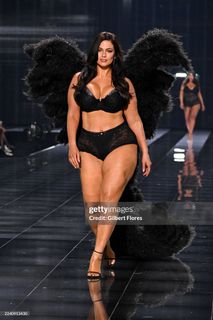 Ashley Graham feet photo thumbnail