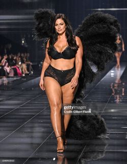 Ashley Graham feet photo thumbnail