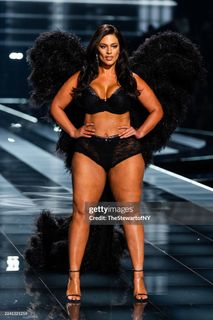 Ashley Graham feet photo thumbnail