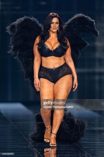 Ashley Graham feet photo thumbnail