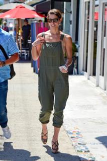 Ashley Greene feet photo thumbnail